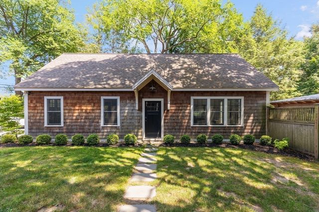 29 Pleasant St, Hingham, MA 02043