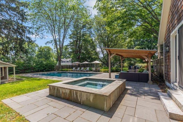 29 Pleasant St, Hingham, MA 02043