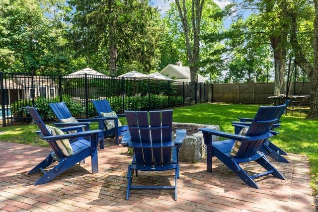 29 Pleasant St, Hingham, MA 02043