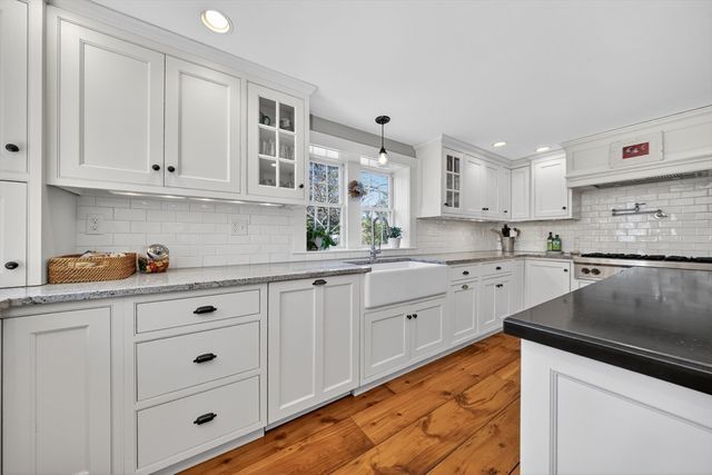29 Pleasant St, Hingham, MA 02043