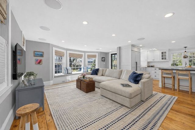 29 Pleasant St, Hingham, MA 02043