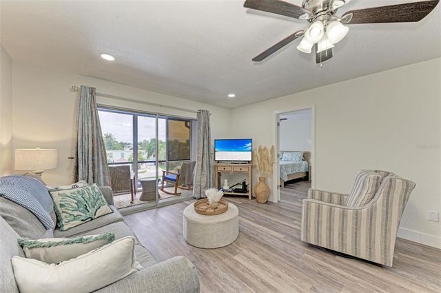 6470 HOLLYWOOD BOULEVARD 307, Sarasota, FL 34231