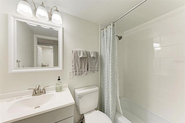 6470 HOLLYWOOD BOULEVARD 307, Sarasota, FL 34231