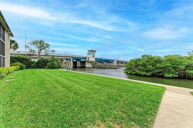6470 HOLLYWOOD BOULEVARD 307, Sarasota, FL 34231