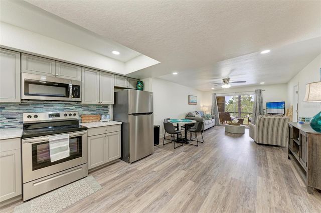 6470 HOLLYWOOD BOULEVARD 307, Sarasota, FL 34231