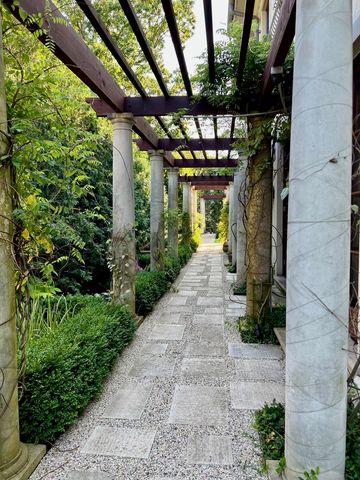 528 Roslyn Road, Kenilworth, IL 60043