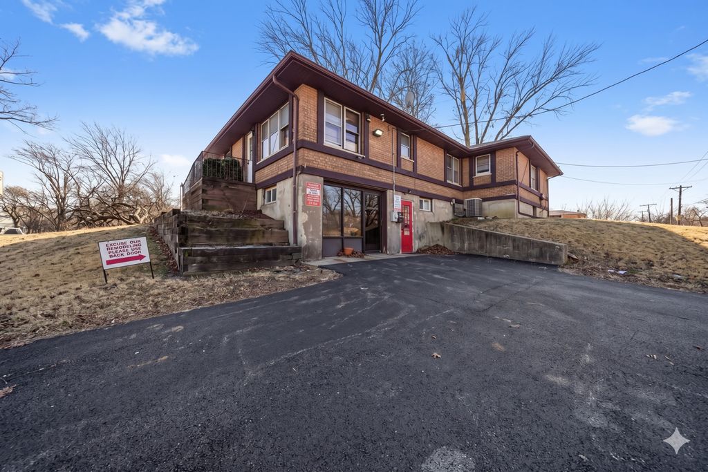8200 W 95 Street, Hickory Hills, IL 60457