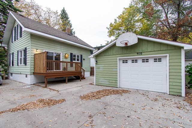 910 University Drive S, Fargo, ND 58103