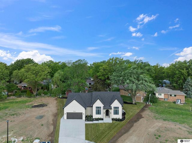 711 Yearling Court, Lincoln, NE 68520