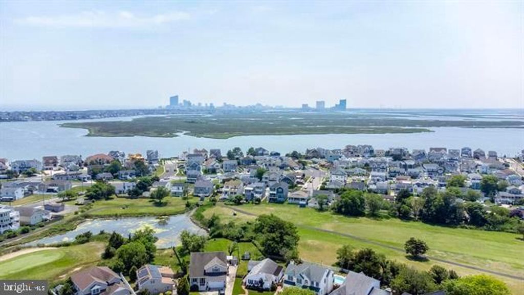 Image 13 of property listing at 702 LAFAYETTE BLVD, Brigantine, NJ 08203