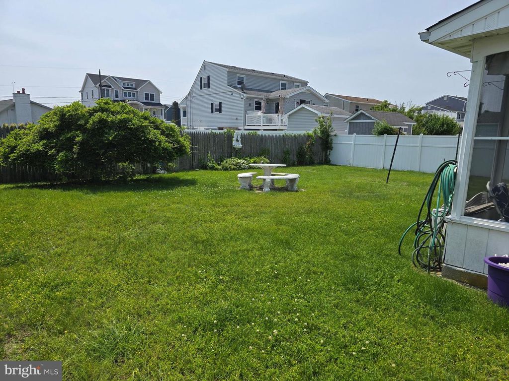 Image 5 of property listing at 702 LAFAYETTE BLVD, Brigantine, NJ 08203