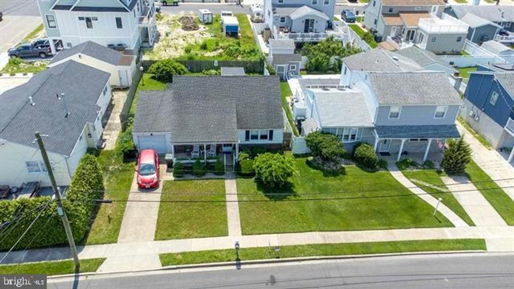 Image 7 of property listing at 702 LAFAYETTE BLVD, Brigantine, NJ 08203