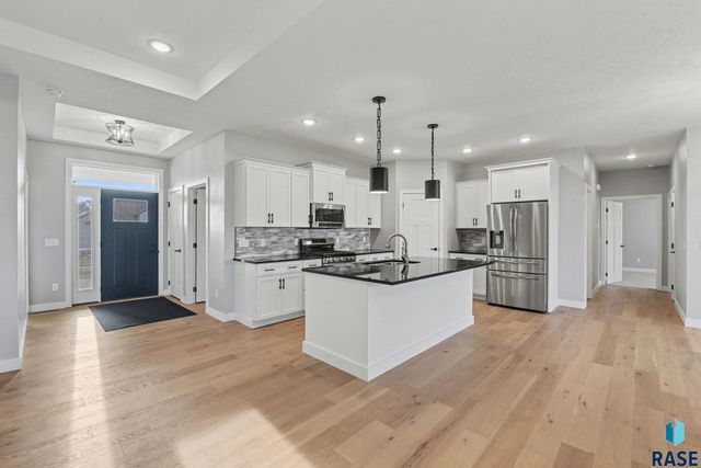 501 N Corsair Cir Circle, Sioux Falls, SD 57110