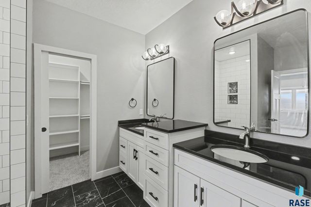 501 N Corsair Cir Circle, Sioux Falls, SD 57110