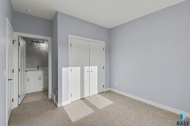 501 N Corsair Cir Circle, Sioux Falls, SD 57110