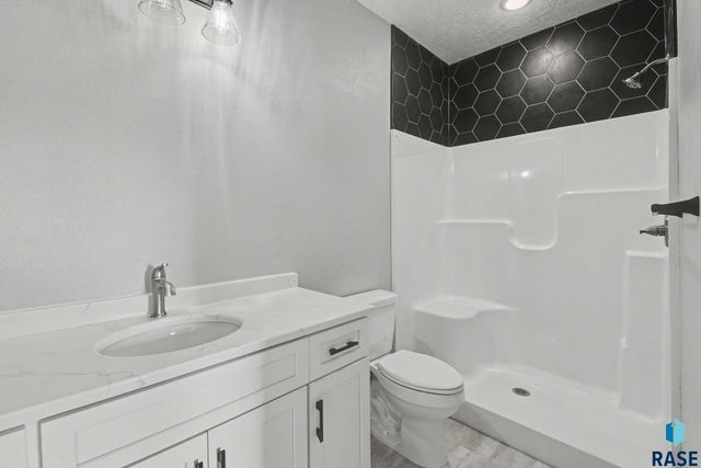 501 N Corsair Cir Circle, Sioux Falls, SD 57110