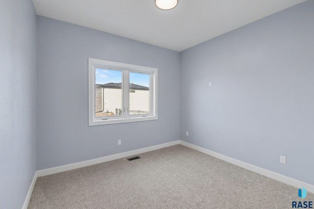 501 N Corsair Cir Circle, Sioux Falls, SD 57110