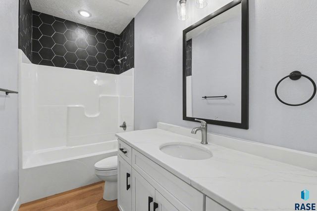 501 N Corsair Cir Circle, Sioux Falls, SD 57110