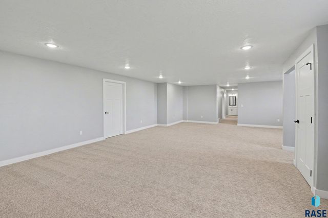 501 N Corsair Cir Circle, Sioux Falls, SD 57110