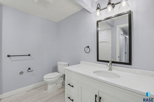 501 N Corsair Cir Circle, Sioux Falls, SD 57110