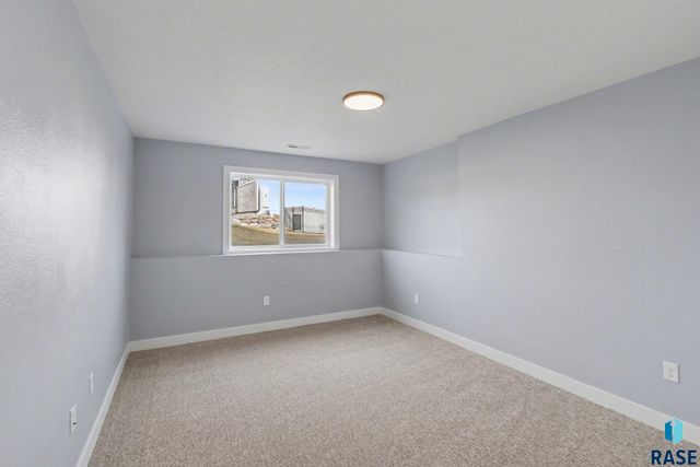 501 N Corsair Cir Circle, Sioux Falls, SD 57110
