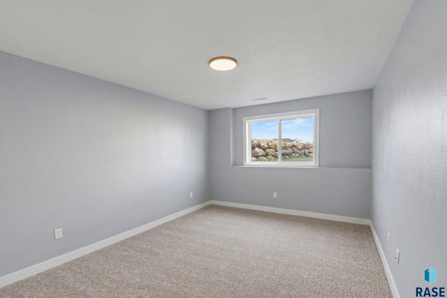 501 N Corsair Cir Circle, Sioux Falls, SD 57110