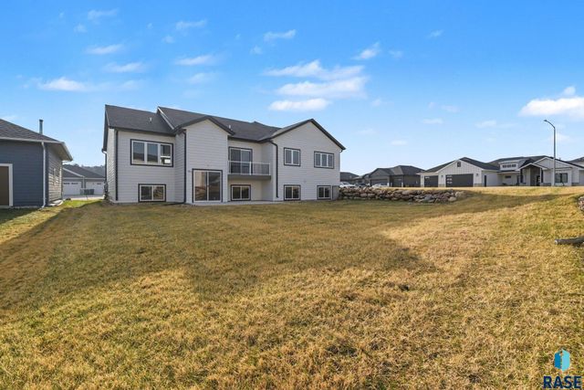 501 N Corsair Cir Circle, Sioux Falls, SD 57110