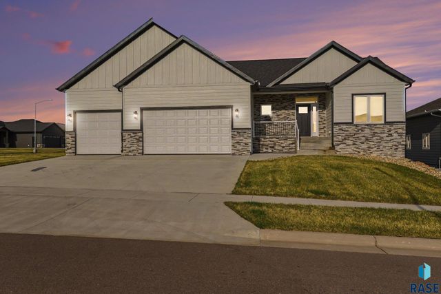 501 N Corsair Cir Circle, Sioux Falls, SD 57110
