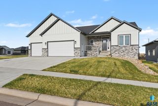 501 N Corsair Cir Circle, Sioux Falls, SD 57110