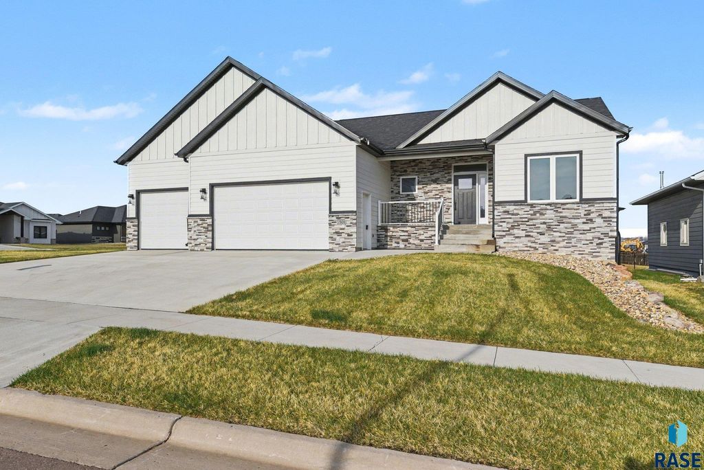 501 N Corsair Cir Circle, Sioux Falls, SD 57110