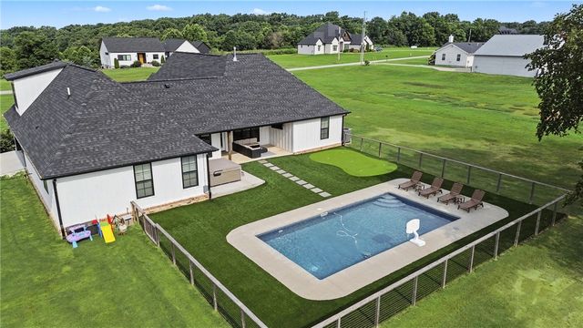 492 Drain Road, Farmington, AR 72730