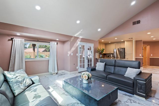 7195 N Carnegie Avenue, Fresno, CA 93722