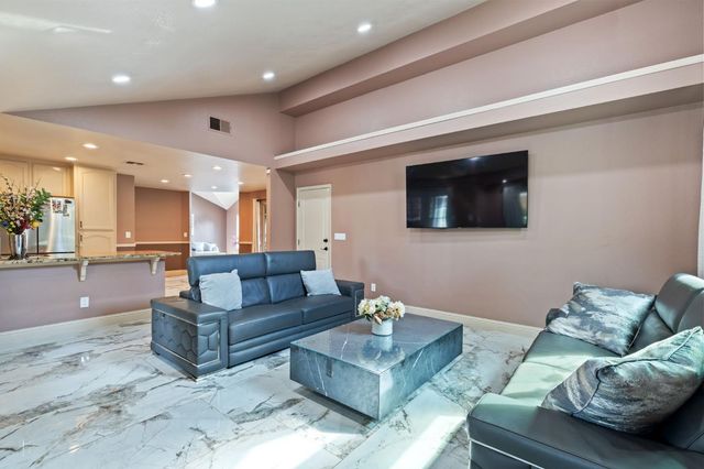 7195 N Carnegie Avenue, Fresno, CA 93722