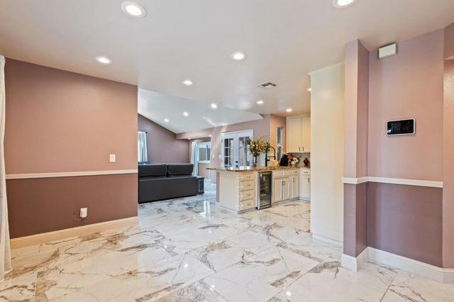 7195 N Carnegie Avenue, Fresno, CA 93722