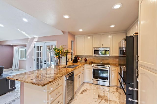 7195 N Carnegie Avenue, Fresno, CA 93722