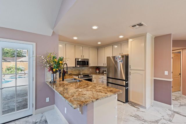 7195 N Carnegie Avenue, Fresno, CA 93722