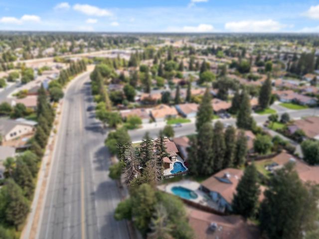 7195 N Carnegie Avenue, Fresno, CA 93722