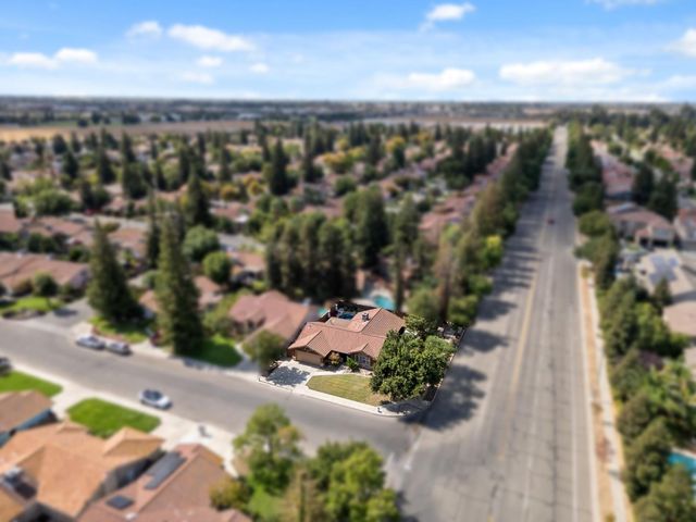 7195 N Carnegie Avenue, Fresno, CA 93722