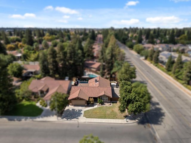 7195 N Carnegie Avenue, Fresno, CA 93722