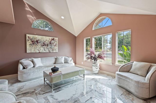 7195 N Carnegie Avenue, Fresno, CA 93722