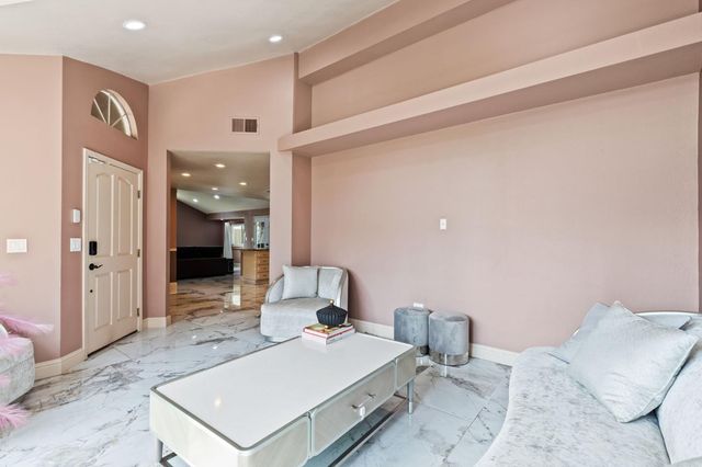 7195 N Carnegie Avenue, Fresno, CA 93722