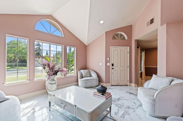 7195 N Carnegie Avenue, Fresno, CA 93722