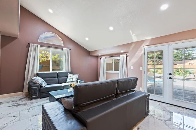 7195 N Carnegie Avenue, Fresno, CA 93722