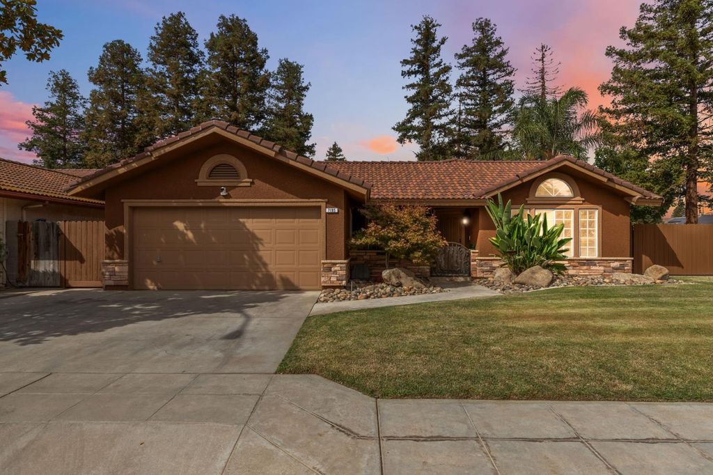 7195 N Carnegie Avenue, Fresno, CA 93722