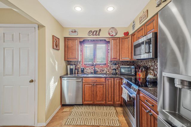 6 Hillside Road, Sound Beach, NY 11789