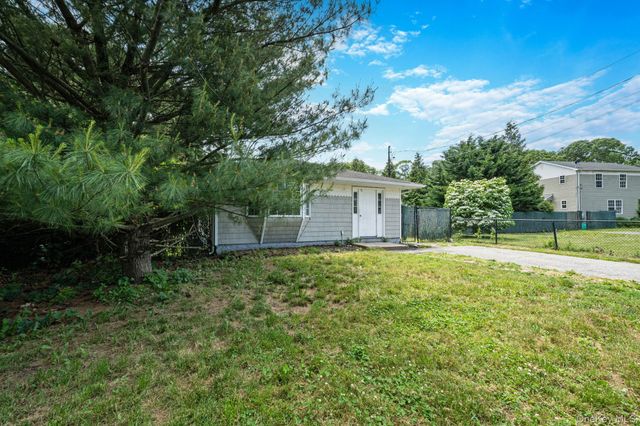 88 Eleanor Avenue, Mastic, NY 11950