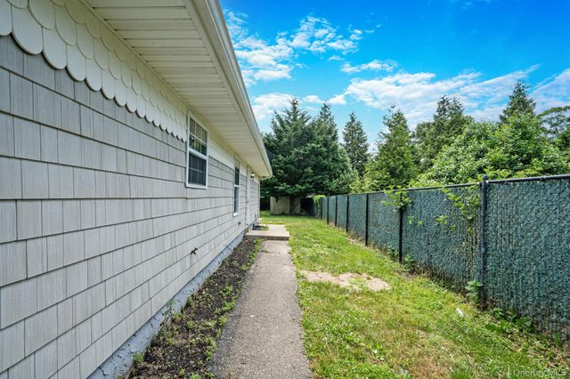88 Eleanor Avenue, Mastic, NY 11950