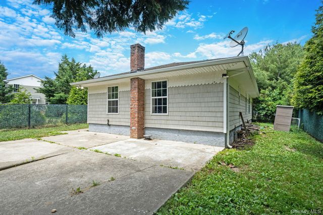 88 Eleanor Avenue, Mastic, NY 11950