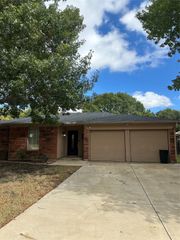627 S Walnut Creek Drive, Mansfield, TX 76063