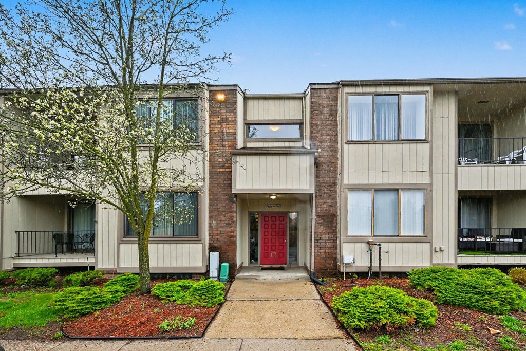 7408 Vassar Drive S B, West Bloomfield, MI 48322